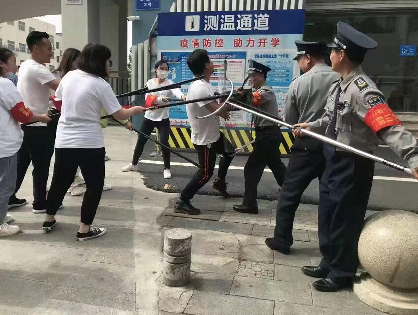 公安分局內(nèi)保大隊(duì)、獵鷹保安公司聯(lián)合開(kāi)展校園反恐防暴演練活動(dòng)