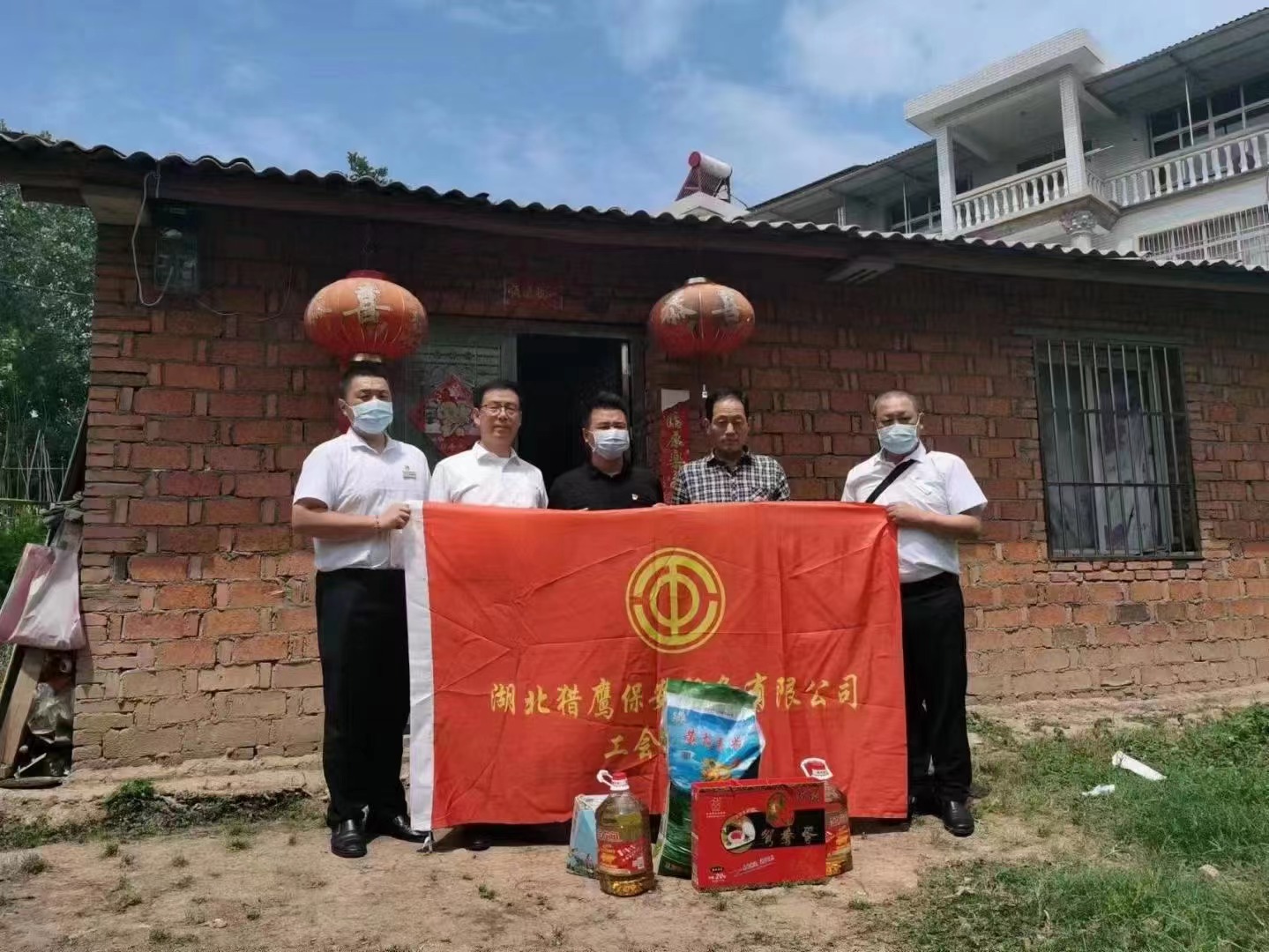 端午節(jié)將至，獵鷹企業(yè)組織員工走進鄉(xiāng)村，為老人送去生活物資