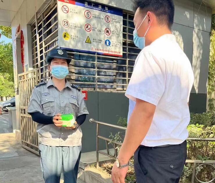 湖北獵鷹保安公司，關愛隊員，為隊員送去防暑物資