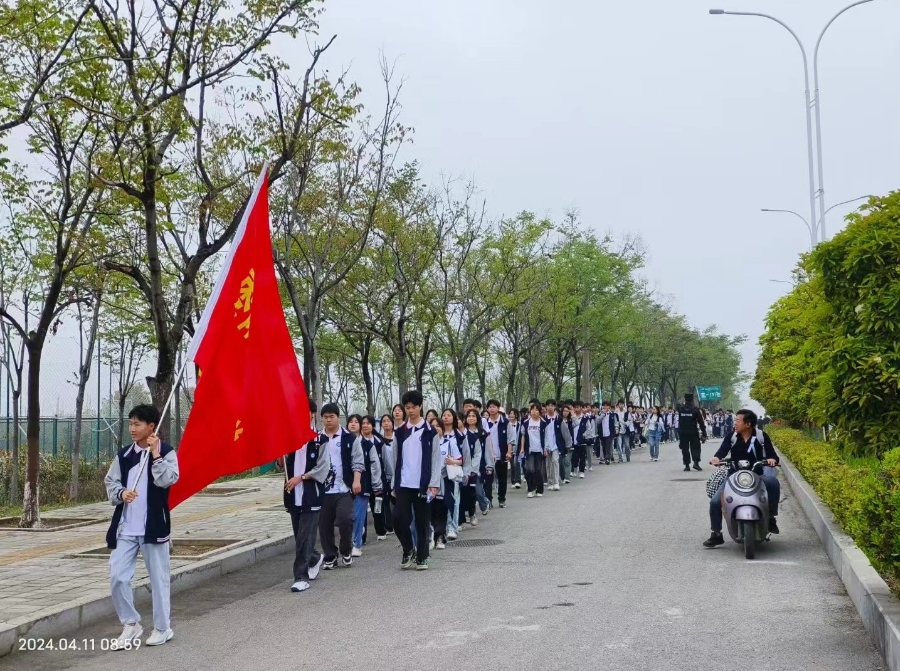 棗陽(yáng)市師苑高中 春風(fēng)伴研學(xué)，獵鷹保護(hù)航。