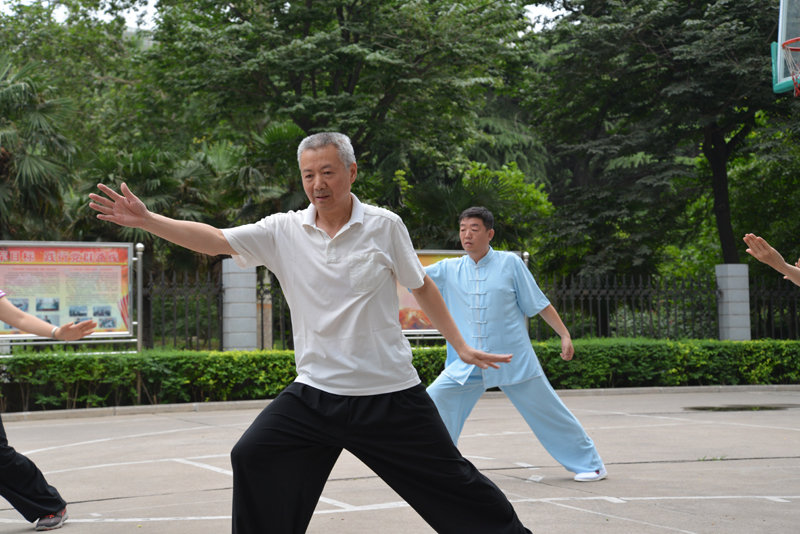 聘請(qǐng)陳式太極拳知名教練教學(xué)，開展太極拳興趣小組活動(dòng)。