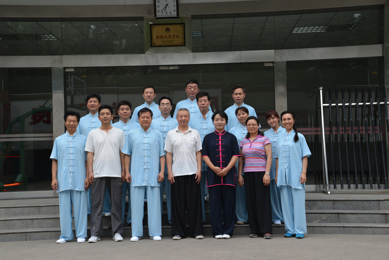 聘請(qǐng)陳式太極拳知名教練教學(xué)，開展太極拳興趣小組活動(dòng)。