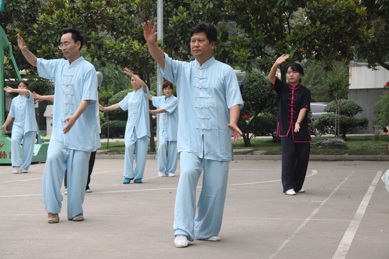 聘請(qǐng)陳式太極拳知名教練教學(xué)，開展太極拳興趣小組活動(dòng)。
